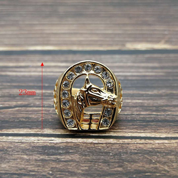 Anillo de hombre con cabeza de caballo de acero de titanio chapado en oro