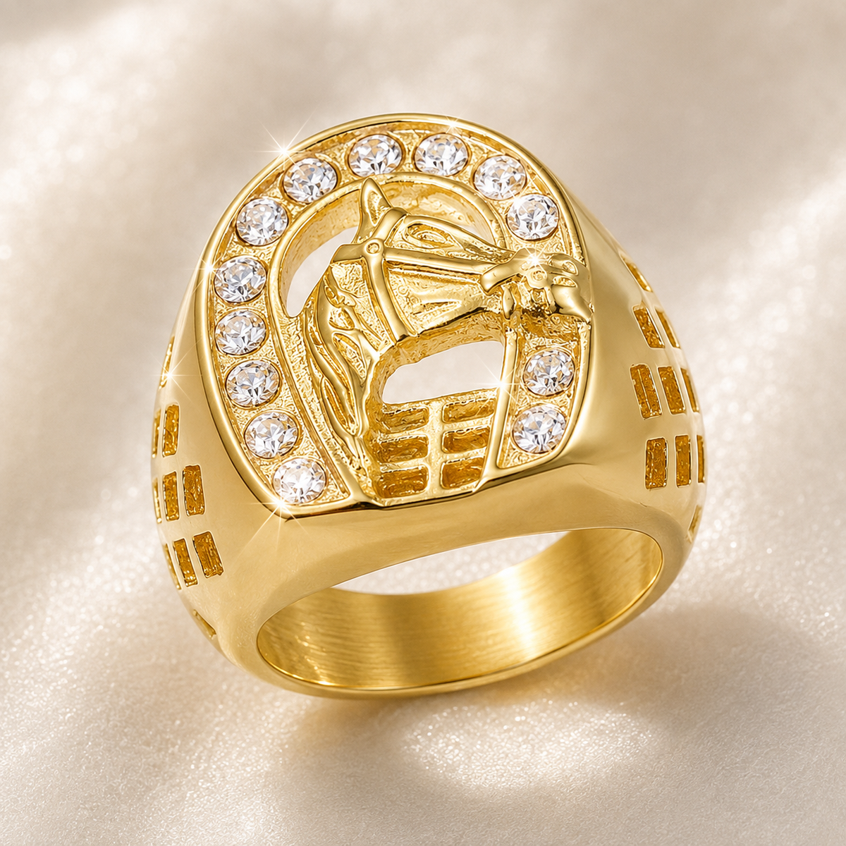 Anillo de hombre con cabeza de caballo de acero de titanio chapado en oro