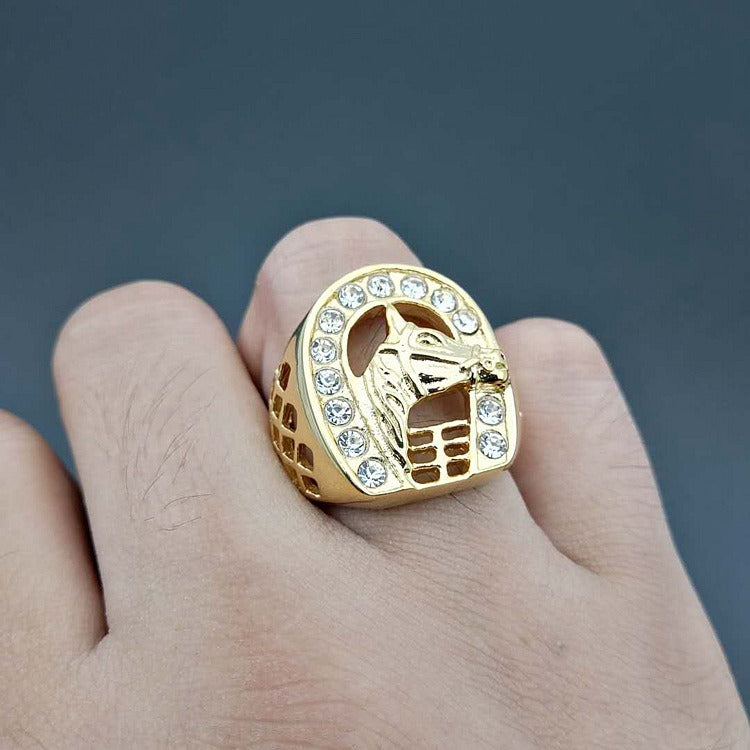 Anillo de hombre con cabeza de caballo de acero de titanio chapado en oro